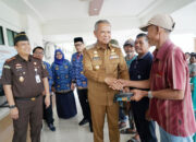 Serahkan 200 Unit Handtraktor, Bupati Basmin: ‘Peliharaki’ Biar Awet