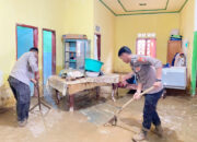 Pasca Banjir di Luwu, Polri Bantu Bersihkan Rumah Warga, Bhayangkari Bagikan Bantuan