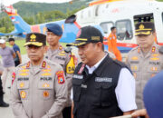 Wilayah Longsor dan Banjir Luwu Terisolasi, Pj Gubernur dan Kapolda Salurkan Bantuan Pakai Helikopter