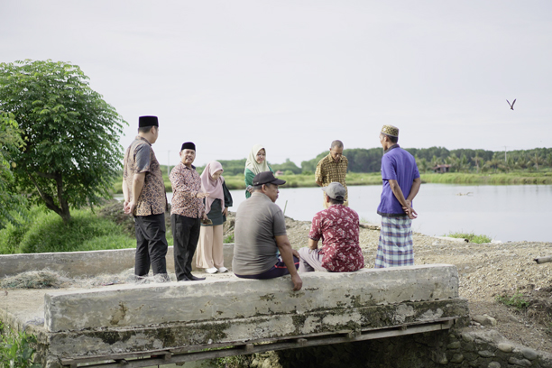Calon Bupati Luwu, Arham Basmin Mattayang (ABM) pada Pemilihan Kepala Daerah (Pilkada) Serentak 2024 saat blusukan dan berinteraksi langsung dengan masyarakat nelayan di kecamatan Larompong Selatan.