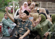 Aksi Kocak ‘Emak-emak’ Cegat ABM Buat Konten Selfie di Atas Kabin Mobil