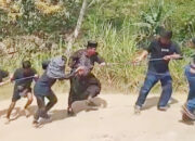 Aksi Luar Biasa Cawabup Rahmat, Bantu Warga Tarik Mobil yang Kesulitan Menanjak