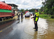 Larompong dan Larsel Dilanda Banjir, Polres Luwu Sigap Evakuasi Warga dan Atur Arus Lalu Lintas
