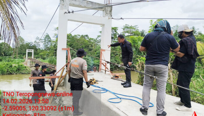 Aksi Nyata Brimob Sulsel, Bangun Jembatan Penghubung Empat Desa di Lutra