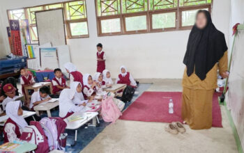 Miris! Tak Ada Meja dan Kursi, Puluhan Siswa SDN 1 Bonepute Belajar di Lantai