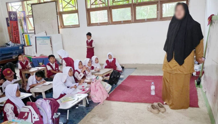 Miris! Tak Ada Meja dan Kursi, Puluhan Siswa SDN 1 Bonepute Belajar di Lantai