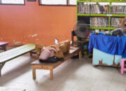 Viral! Guru di SDN 22 Belopa Tertangkap Kamera Lagi Asik Rebahan Sambil Main HP di Atas Meja Belajar