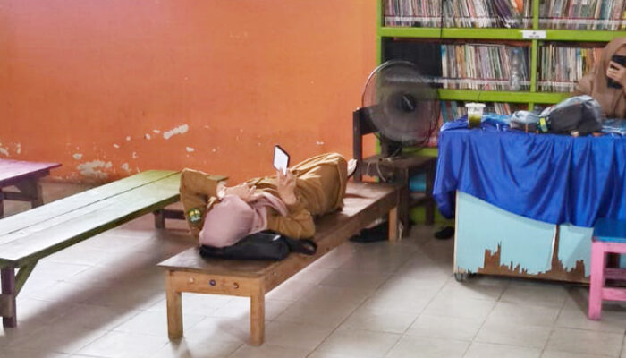 Viral! Guru di SDN 22 Belopa Tertangkap Kamera Lagi Asik Rebahan Sambil Main HP di Atas Meja Belajar